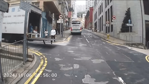 尾板相當貼近正在過路的途人，險象環生。車cam L（香港群組）