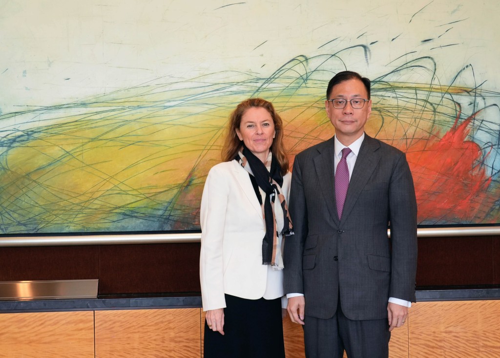 右起:HKIAC聯合主席杜淦堃、Domitille Baizeau接受訪問。 右起:HKIAC聯合主席杜淦堃、Domitille Baizeau接受訪問。
