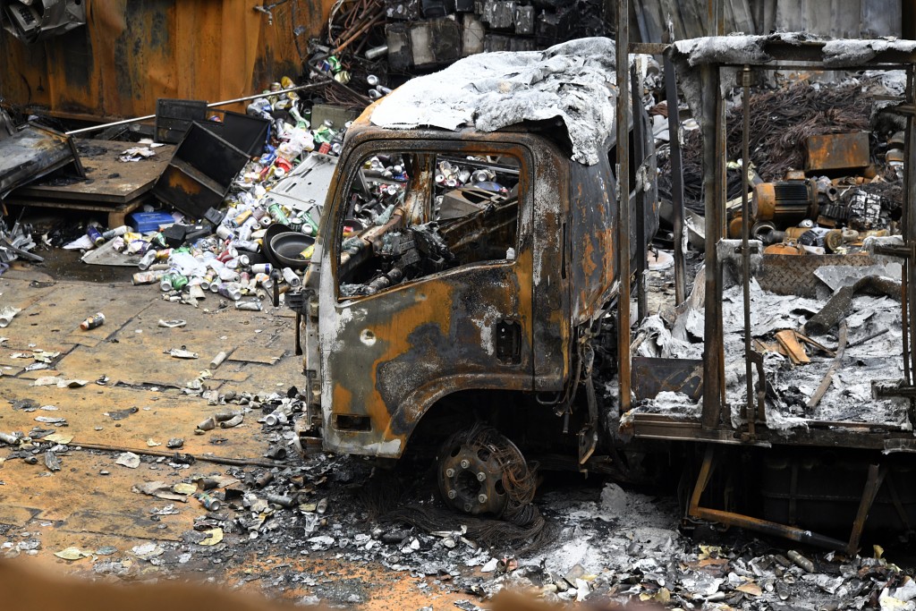 貨車付之一炬。楊偉亨攝 貨車付之一炬。楊偉亨攝