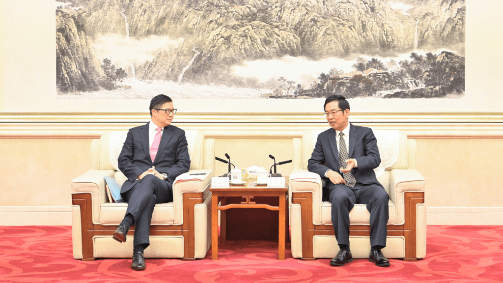 鄧炳強(左)拜會廣東省公安廳廳長王志忠(右)。政府新聞處圖片