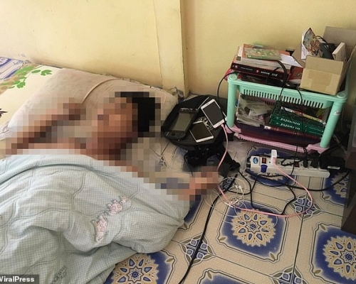 25歲的泰國男子,在牀上用多部手機充電玩線上遊戲,在睡夢中被電死。(網圖)
