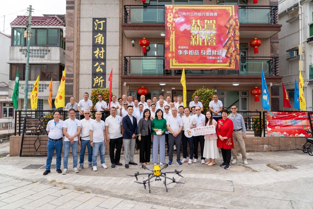 香港青少年服務處與美團合作開設全港首條無人機長者膳食送遞航線，以無人機代替傳統陸路送遞，每日將健康飯盒送住到偏遠鄉郊地區的長者手上。