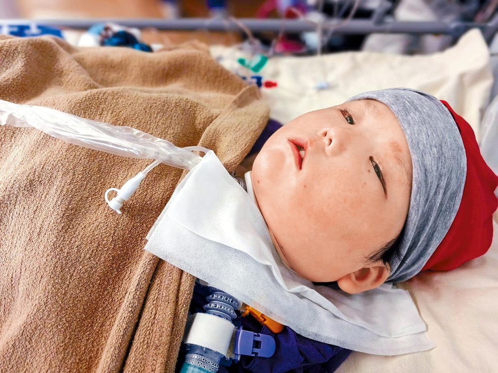 疑因醫療事故變成植物人逾3年的女童周天瑜,昨日離世。