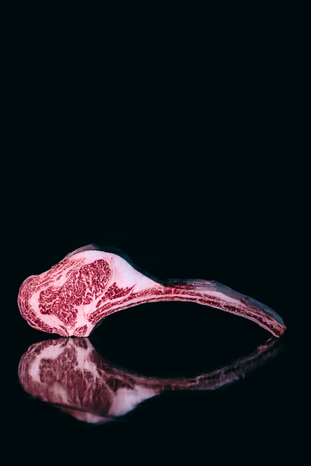 這款經過精心處理的和牛,肉質如牛油般柔嫩,並散發出堅果的濃郁香氣,展現出風味與口感的完美結合。 這款經過精心處理的和牛,肉質如牛油般柔嫩,並散發出堅果的濃郁香氣,展現出風味與口感的完美結合。