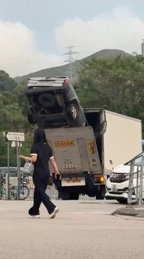 私家車車尾有輕微損毀。fb「車cam L(香港群組)」片段截圖 私家車車尾有輕微損毀。fb「車cam L(香港群組)」片段截圖