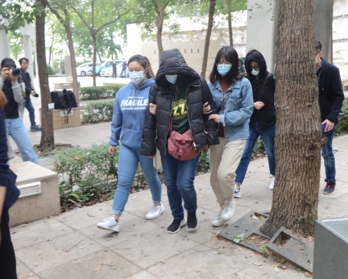 多名死者的家屬今早陸續到葵涌殮房認屍。歐陽偉光攝