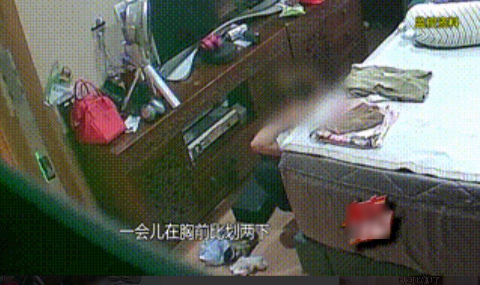 鐘點工在試戴女戶主的首飾。東方110