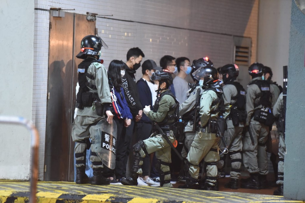 在場人士被登記身份證後獲放行。