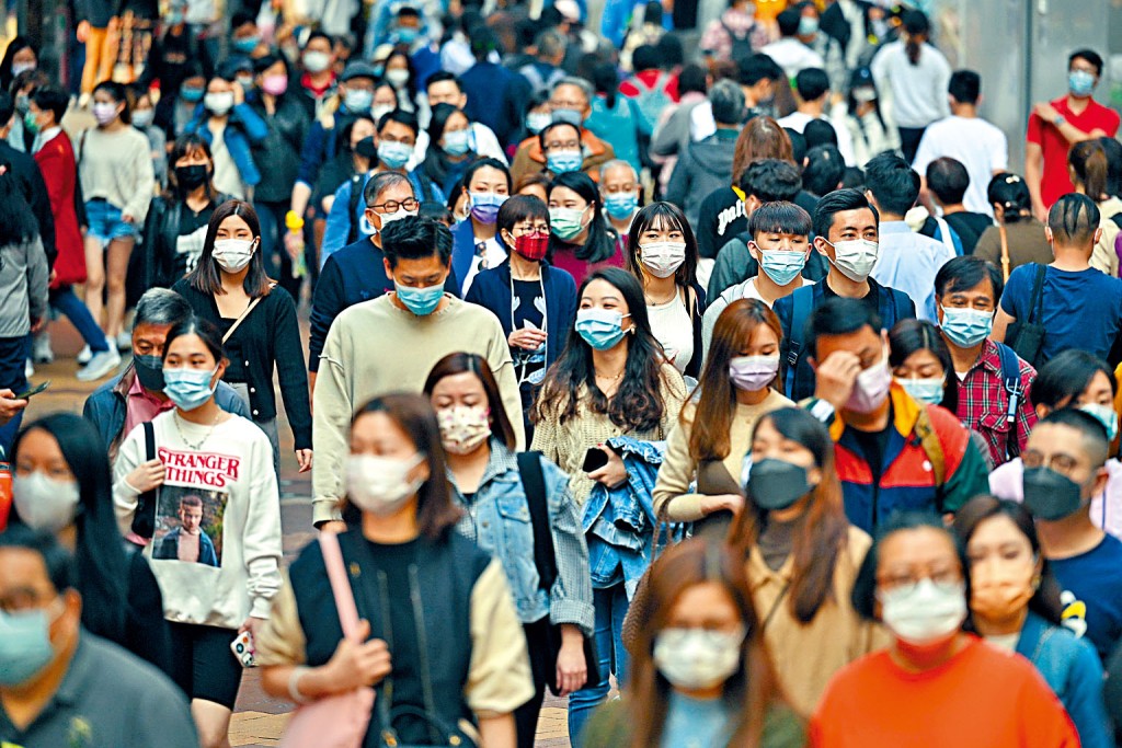 公眾地方進行的群組聚集人數上限,由四人增加至十二人,明日起生效。