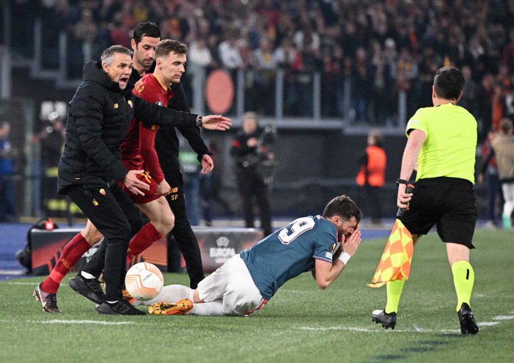 罗马有助教在场边因侵犯飞燕诺球员被红牌逐离场。Reuters