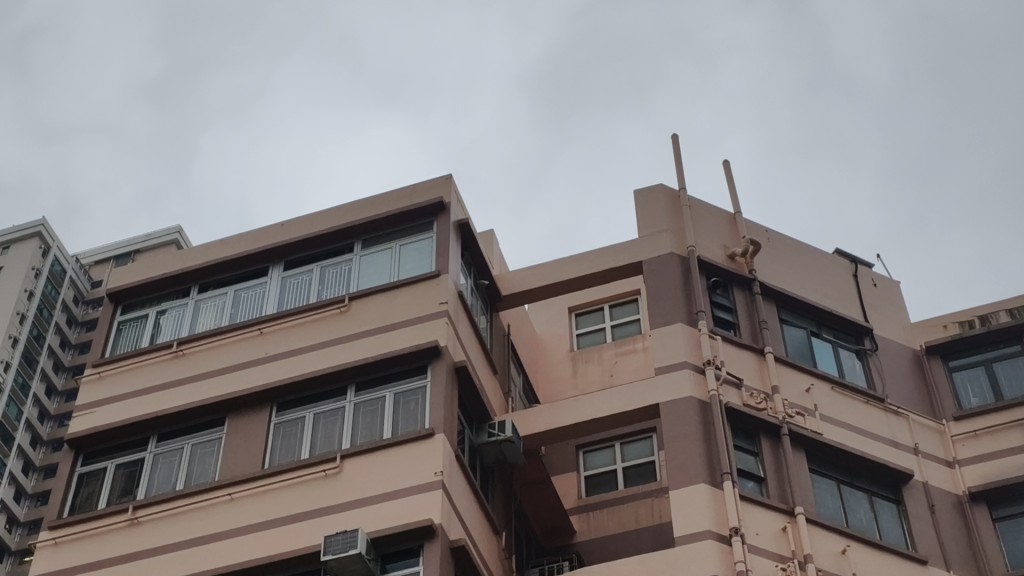 一名15歲青年從高處墮下。徐裕民攝