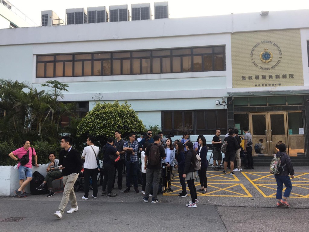 多間傳媒機構在現場守候。