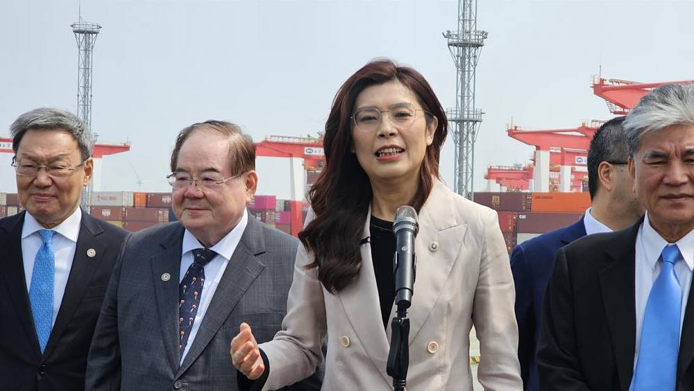 鄭麗文參訪上海洋山港。 中時