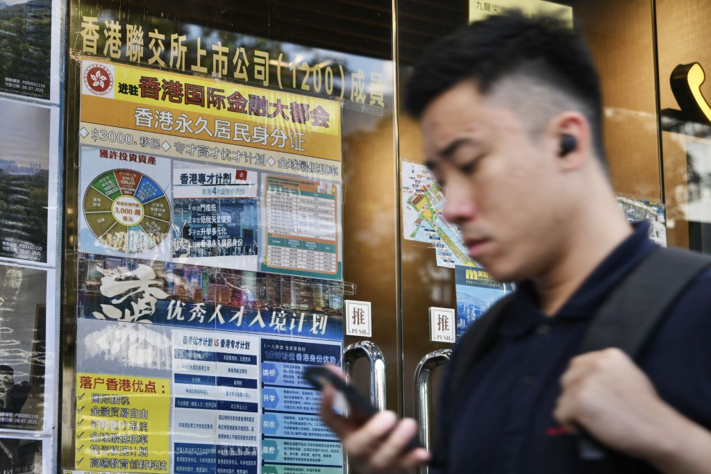 他認為進一步放寬投資移民來港買樓門檻可以大大增加計劃吸引力。 他認為進一步放寬投資移民來港買樓門檻可以大大增加計劃吸引力。