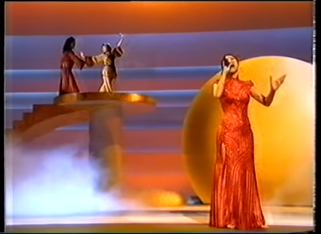 李玟身穿红色旗袍踏上奥斯卡舞台演唱，更成为首位踏上奥斯卡舞台表演的华人歌手。