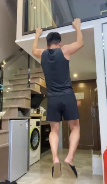 林曉峰出動各式各樣健身用具練勻全身，相當認真。