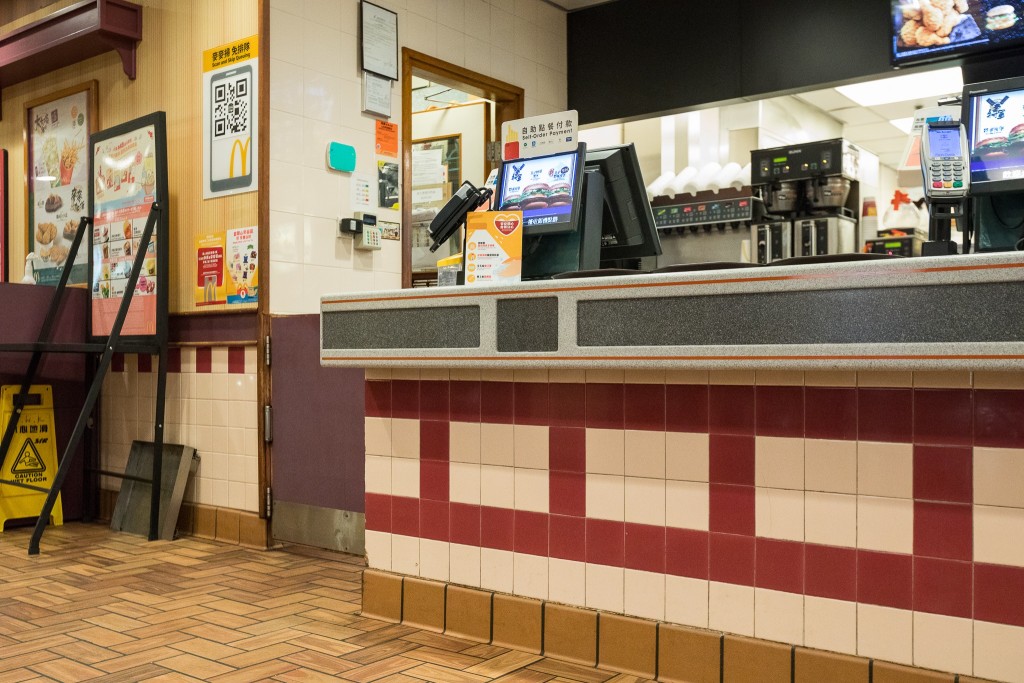荃灣石圍角商場麥當勞分店，目前是少數保留了懷舊陳設的麥當勞，該分店除了是目前全港唯一有麥當勞叔叔塑像的麥當勞餐廳，餐廳外面的招牌仍然沿用懷舊的紅底白字「McDonald's」字樣。（無人之境 Abandoned and Urbex HK FB相片）