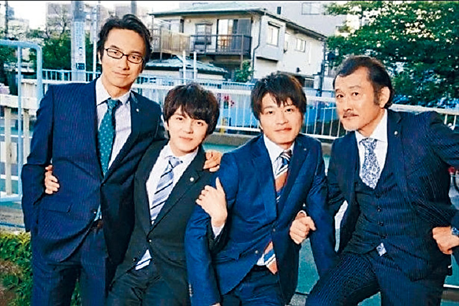 真島秀和（左一）曾演出《大叔的愛》，他確診後將暫停拍攝《麒麟來了》。