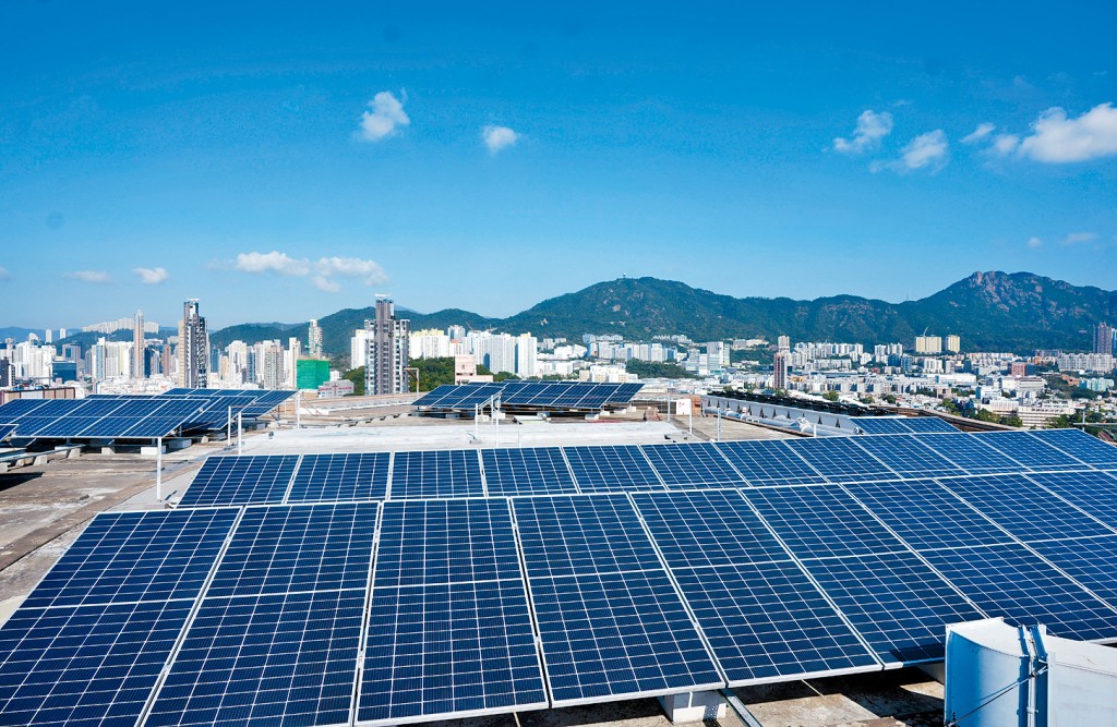 新地在物業頂層鋪設太陽能項目，郭基泓指先決條件是天台形狀「四正」，而太陽能板會否反光影響周邊人士，亦是考慮之一。圖為MOKO新世紀廣場天台。