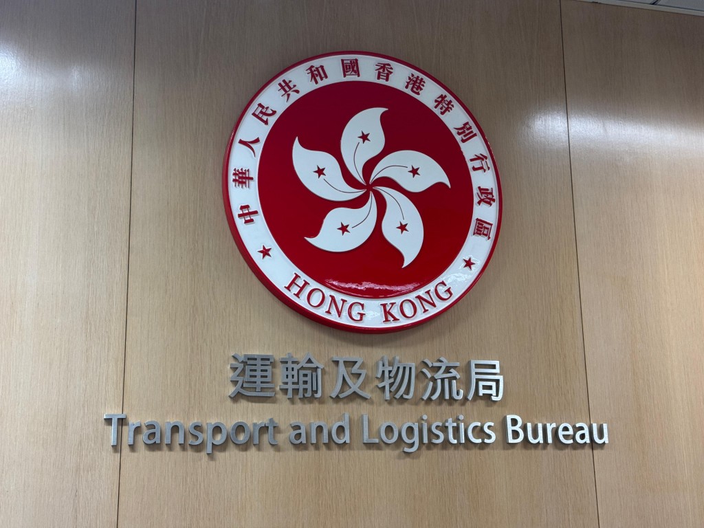 運物局表示，正小心研究騎單車人士佩戴頭盔的法定規定，會多聆聽社會各持份者的意見，希望凝聚共識，並適時提出法例修訂建議。