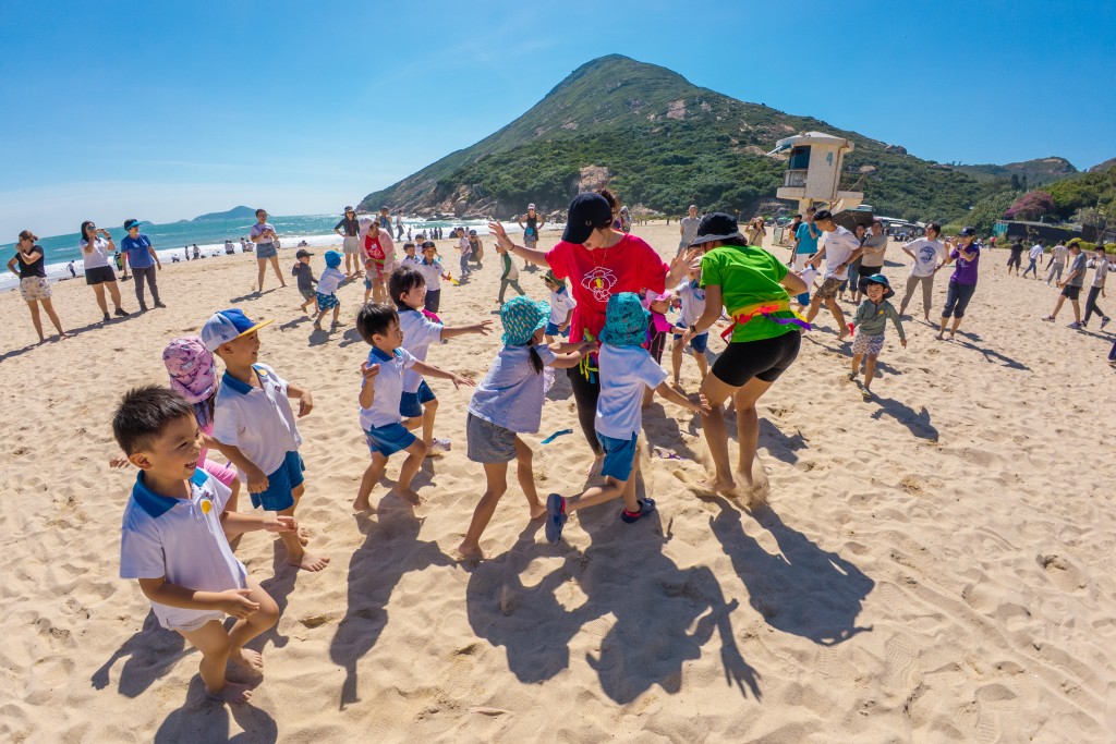Box Hill的同學們在海灘進行親子活動，小朋友除了可以在海灘上感受海風、在沙灘上奔跑，更可與家長們一起玩遊戲，是難得的親子時光！