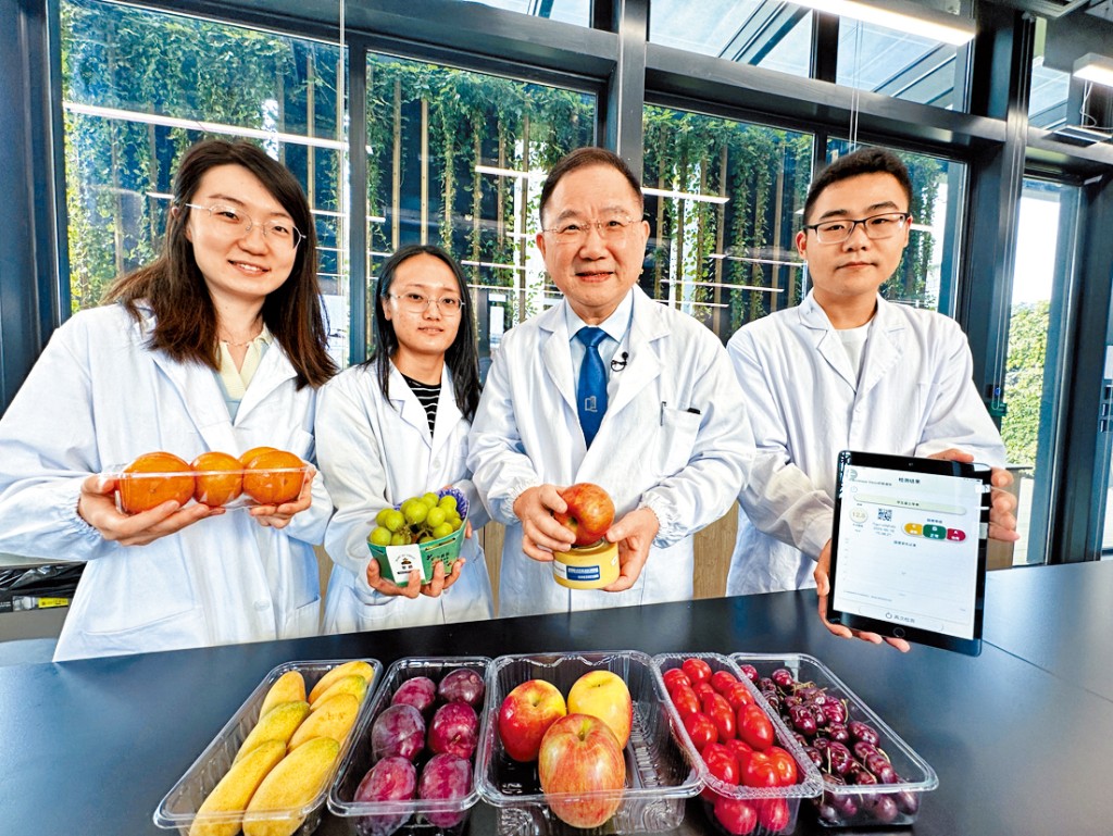 浸大理學院副院長兼物理系教授朱福榮（右二）帶領研究團隊，研發新型「日盲型近紅外線探測器」，檢測水果品質。