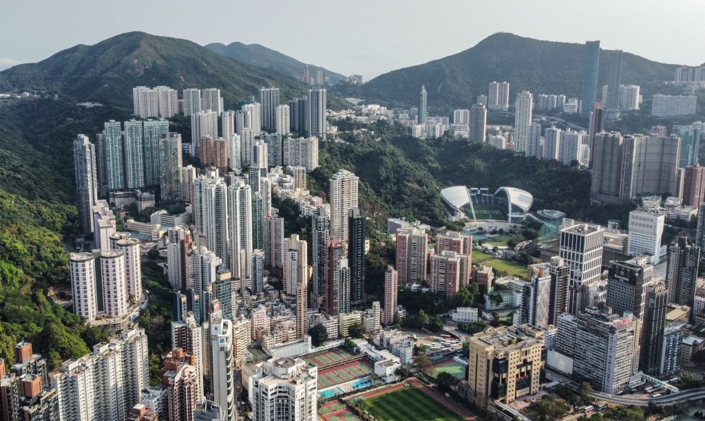 香港楼市下调，不少物业业主因为资金流转问题，需要将手头上的物业减价出售，地产代理们亦利用这个契机，向一些资金充裕的投资者推介不同的物业。