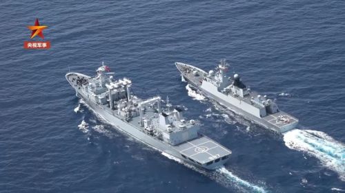 中國軍方公開艦隊航行照片。