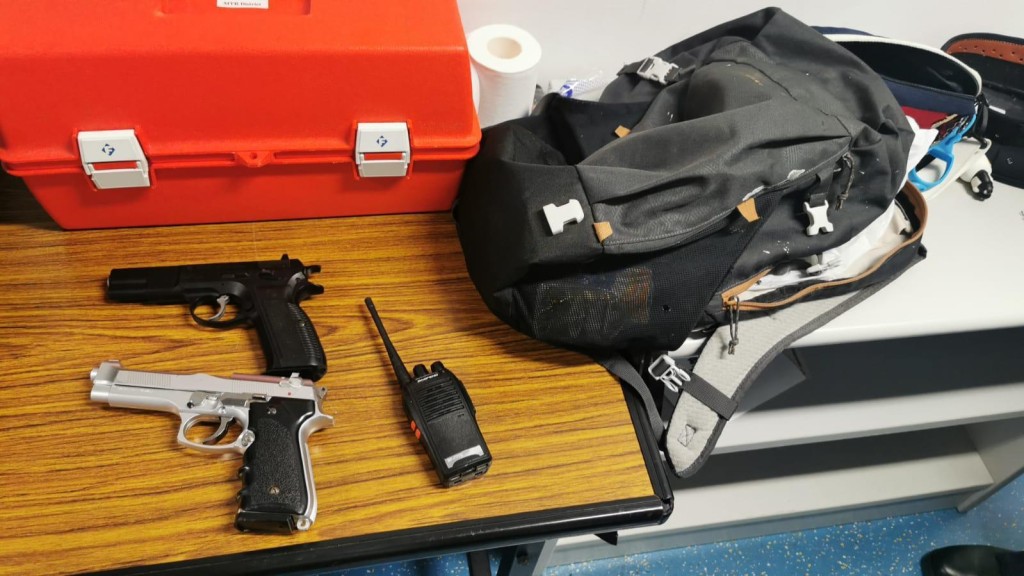 警方檢獲的2支玩具槍及2部對講機。