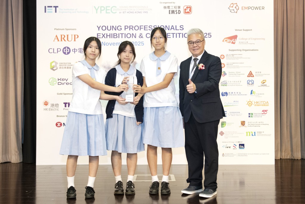 潘国英署长颁发中学组金奖予得奖队伍荔景天主教中学,展现传承精神。 潘国英署长颁发中学组金奖予得奖队伍荔景天主教中学,展现传承精神。