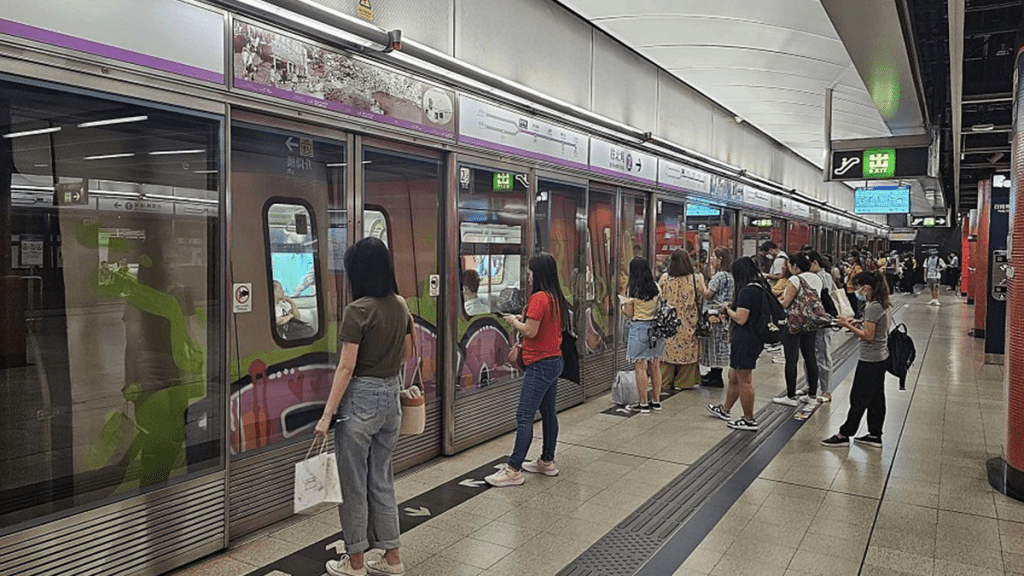 將軍澳線港鐵列車遭塗鴉。