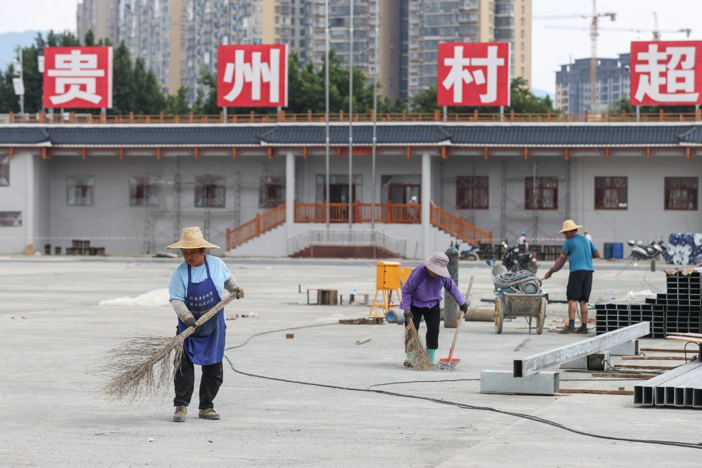 「村超」的足球場被洪水破壞，目前正加緊重建。中新社
