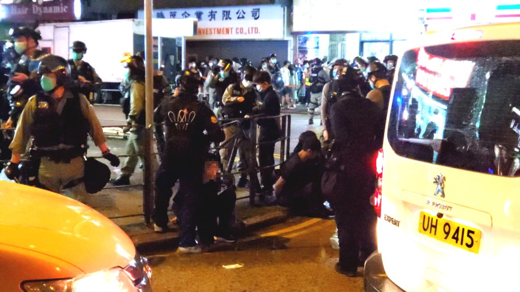 警方制服多人