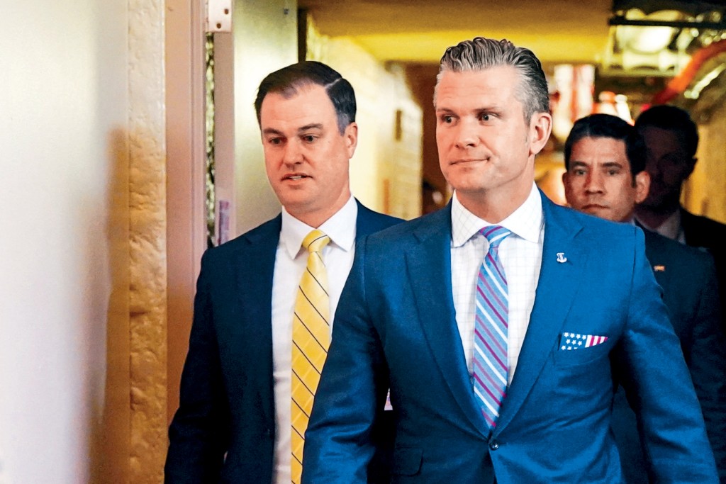 美国防部长赫格塞思(前)上周三到国会与议员会面后离开。 