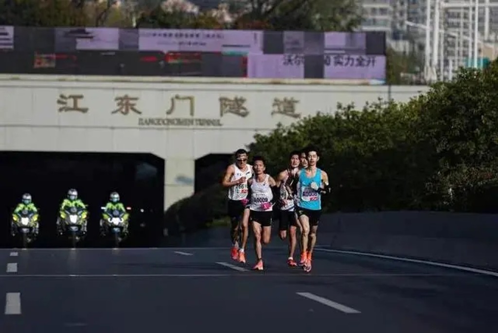 欒玉帥參與2020南京馬拉松。