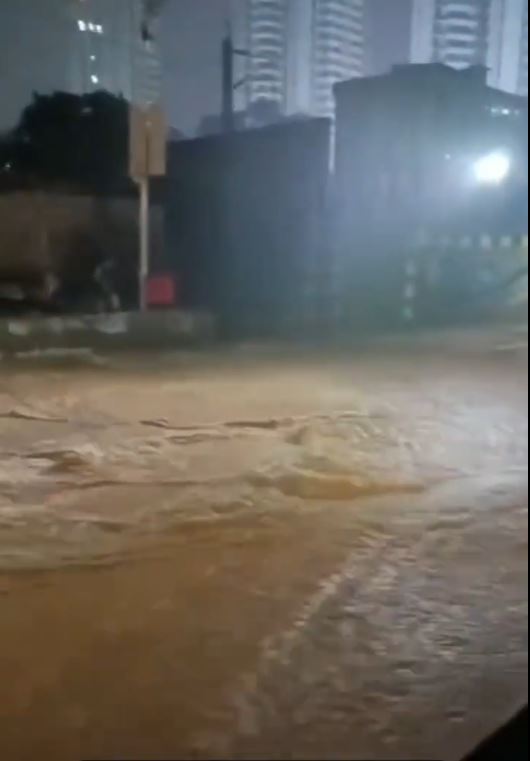 廣西玉林14日晚受颱風帶來大暴雨，發生水浸及山泥傾瀉，造成3死。抖音