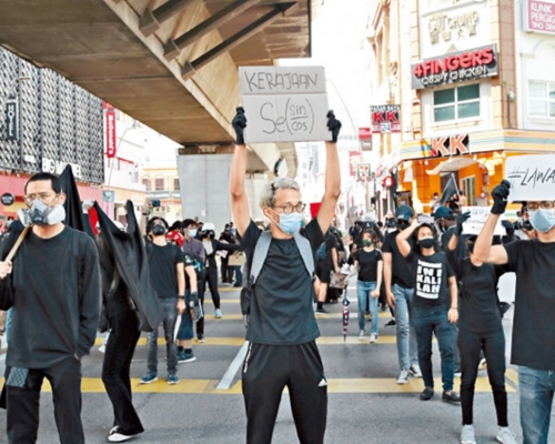馬來西亞民眾無視不得群聚的防疫禁令，發動反政府示威。AP相片