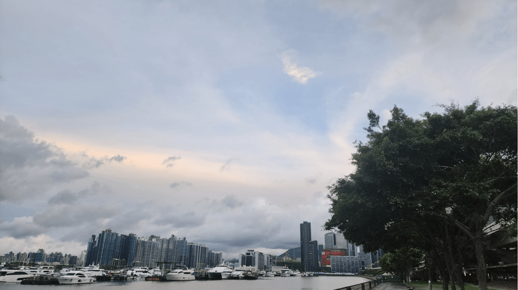 本港地區今日大致多雲,有幾陣驟雨。黎志偉攝 本港地區今日大致多雲,有幾陣驟雨。黎志偉攝