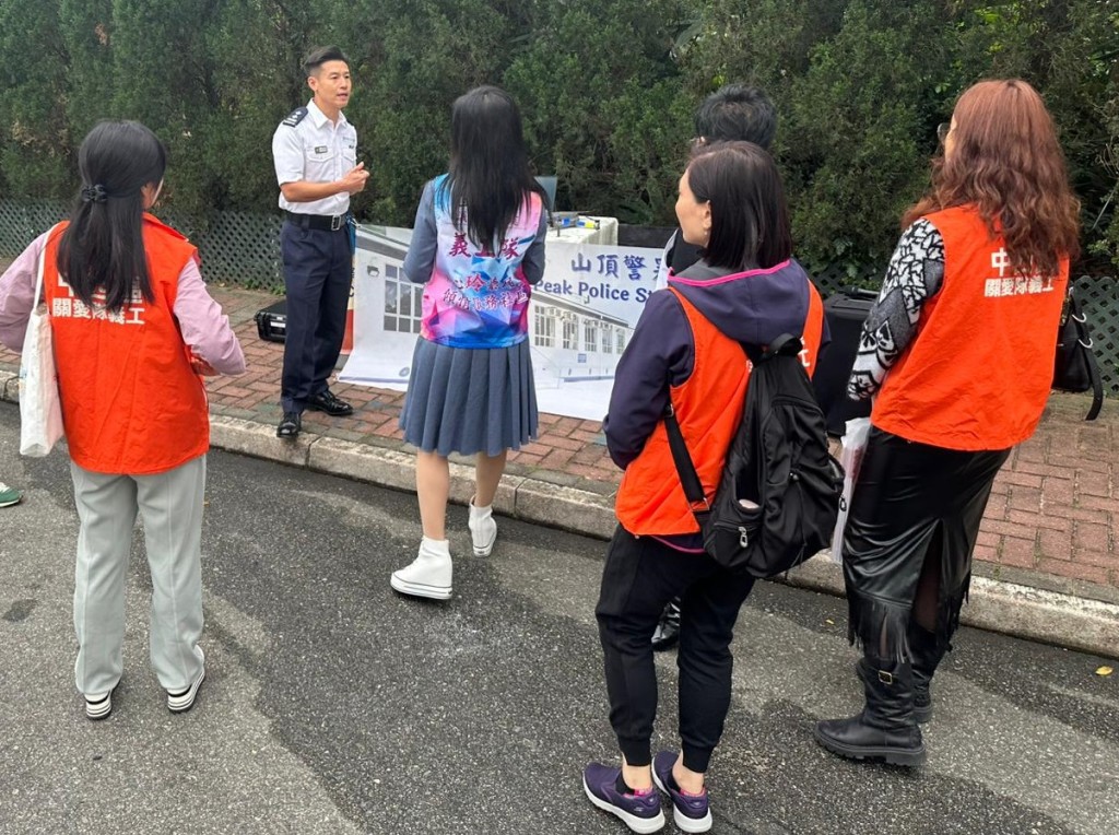 警方山頂分區防爆竊小隊人員今日（12月12日）下午行動。