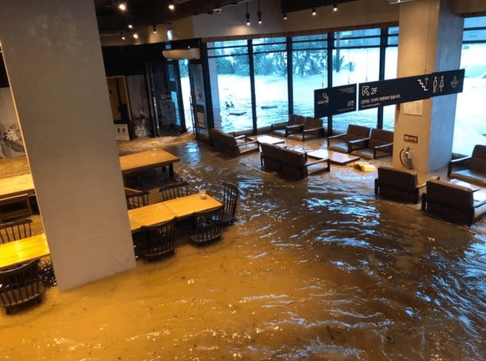 星巴克新安洞的分店水浸严重,桌椅漂浮。 X平台@sysmedi 星巴克新安洞的分店水浸严重,桌椅漂浮。 X平台@sysmedi