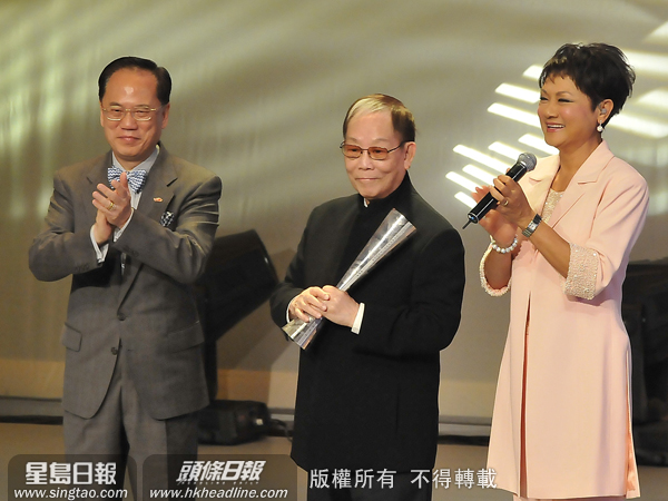 	 2011年顾嘉辉(中)获《2011香港艺术发展奖》「终身成就奖」，由当时的行政长官曾荫权(左)颁发。