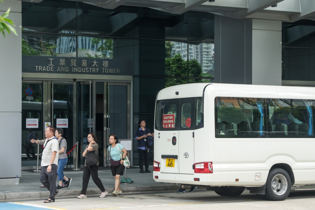 他指政府關愛隊亦提供接駁巴士,接載業主往返會場與中轉屋,可見政府在整個宏福苑安排中,展現以情理出發的原則。 他指政府關愛隊亦提供接駁巴士,接載業主往返會場與中轉屋,可見政府在整個宏福苑安排中,展現以情理出發的原則。