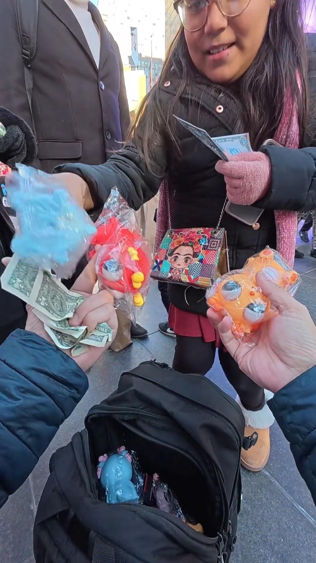 即使未必能完全沟通，「刀乐哥」亦能成功兜售。