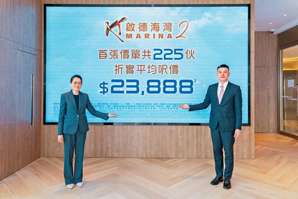 嘉華尹紫薇（左）表示，啟德海灣2期昨開價，首批225伙折實入場價560萬。旁為王鼎豪。