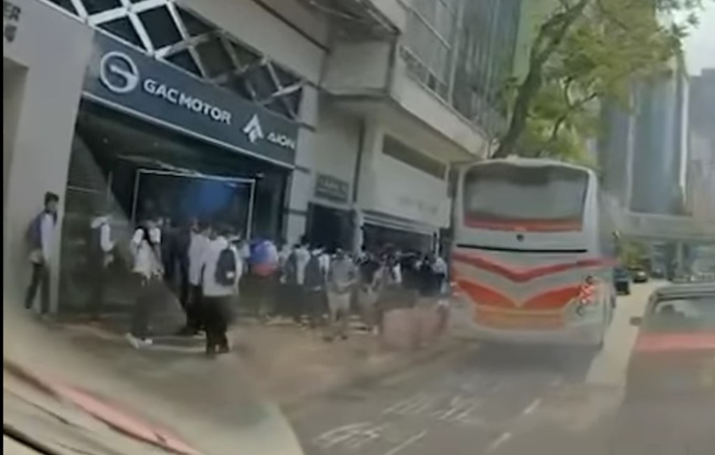 他指旅遊巴司機待約五、六十名學生下車後,方緩慢將車輛駛回路邊。 他指旅遊巴司機待約五、六十名學生下車後,方緩慢將車輛駛回路邊。