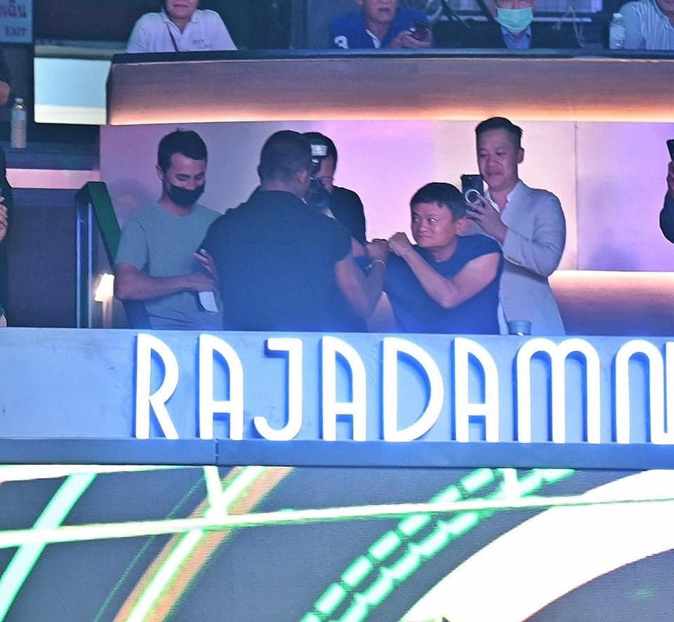 網上圖片顯示，馬雲亦現身曼谷拳館，與著名拳手「播求」合照時擺好Pose，雙方作勢過招。