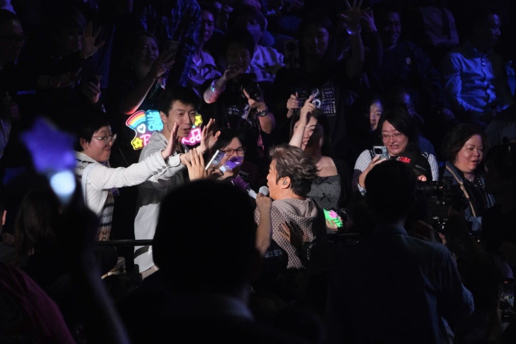 譚耀文興奮落台同觀眾握手。 譚耀文興奮落台同觀眾握手。