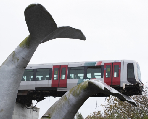 荷蘭高架列車衝出軌道,剛好被鯨魚尾巴雕塑「救下」。AP圖片