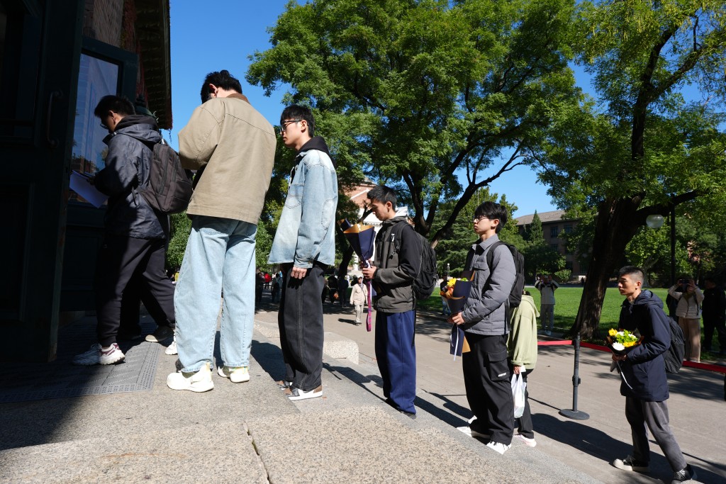 清華大學高等研究院設立楊振寧先生緬懷室，連日來民眾到場吊唁。中新社