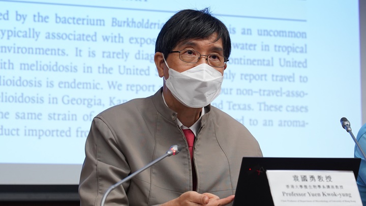 袁國勇建議本港應待氣溫回升至20度方考慮放寬口罩令。資料圖片